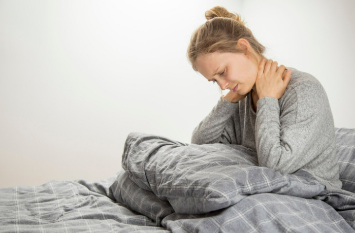Mujer con dolor corporal y fibromialgia