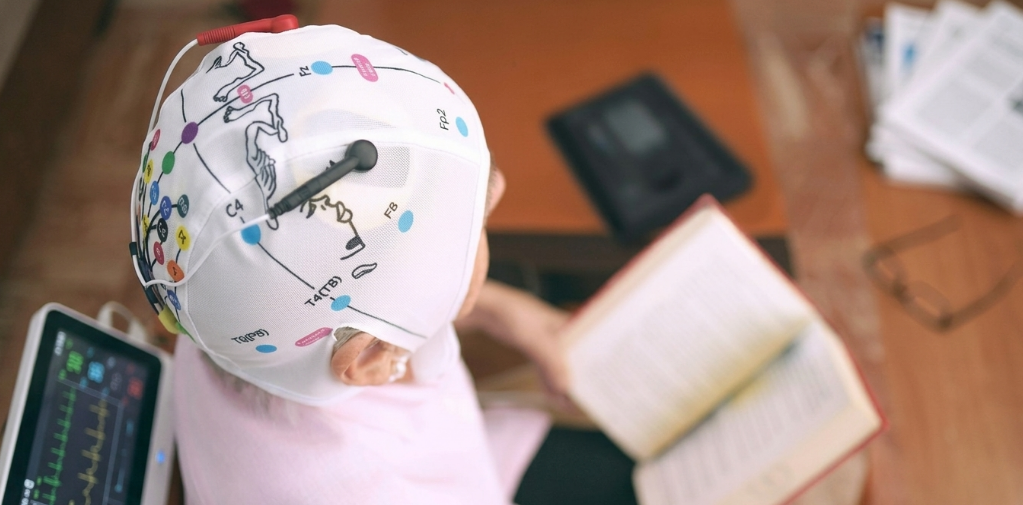 Persona en tratamiento de estimulación transcraneal por corriente directa tDCS
