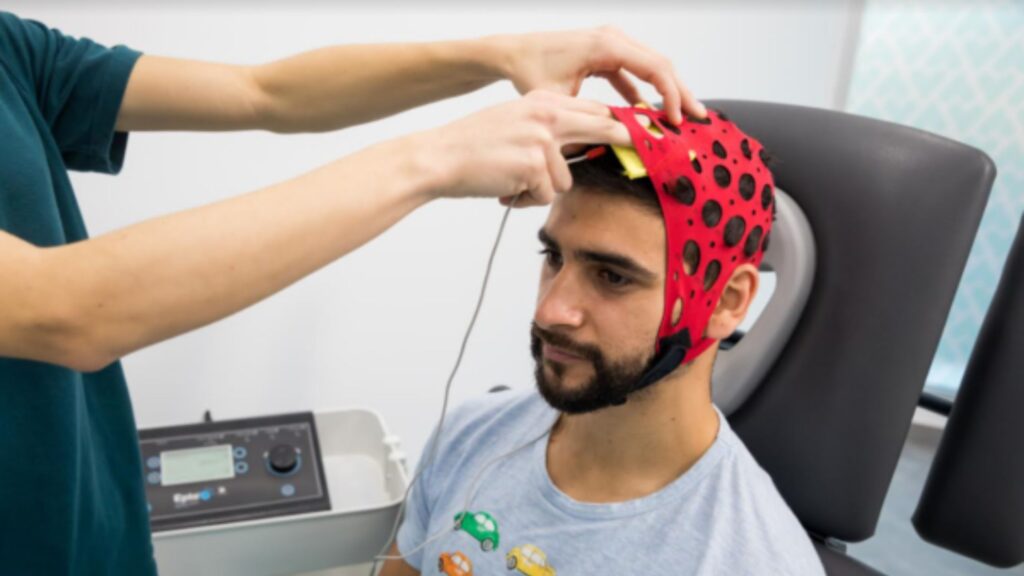Hombre estimulación transcraneal por corriente directa