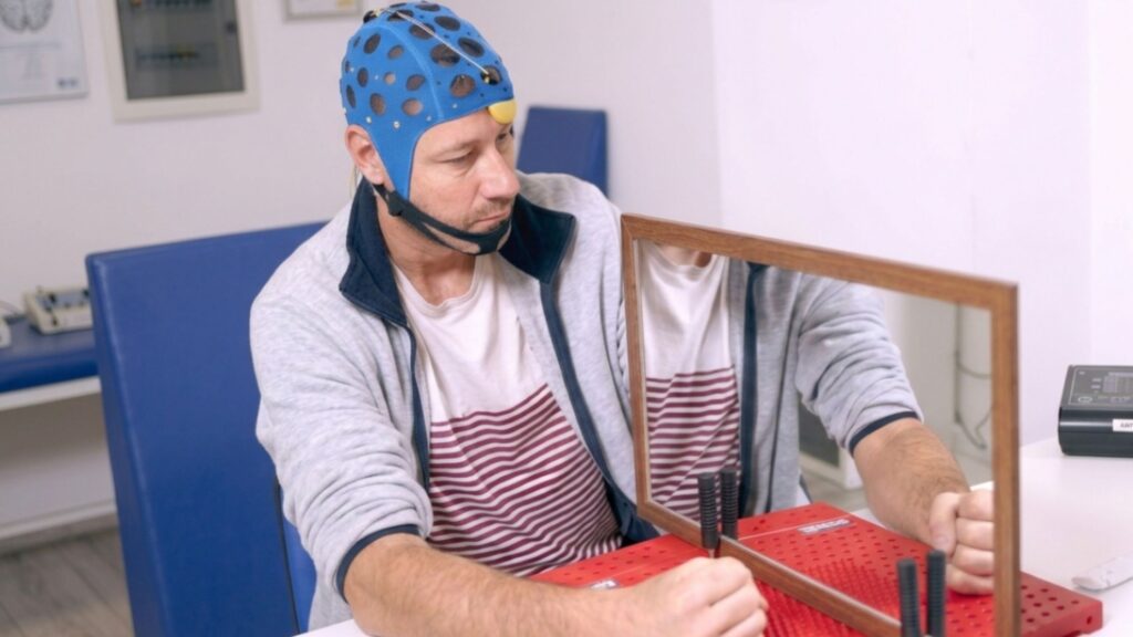 Hombre en terapia de neuromodulación cerebral​