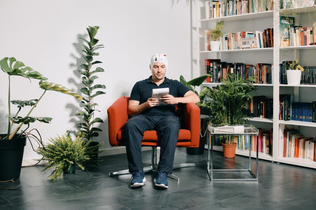 Paciente haciendo tratamiento domiciliario de Gome tDCS