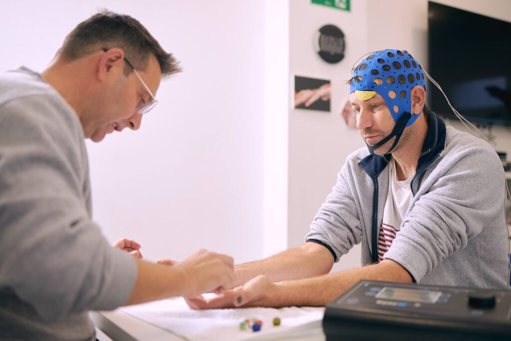 hombre en terapia de neuromodulación central y periférica 