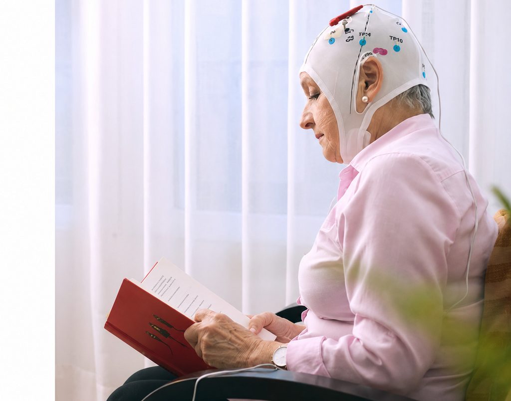 Mujer en terapia de neuromodulación cerebral