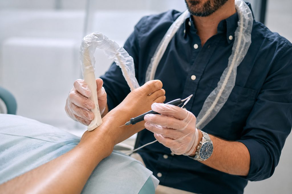 Fisioterapeuta integrando tDCS y EPTE con sus pacientes
